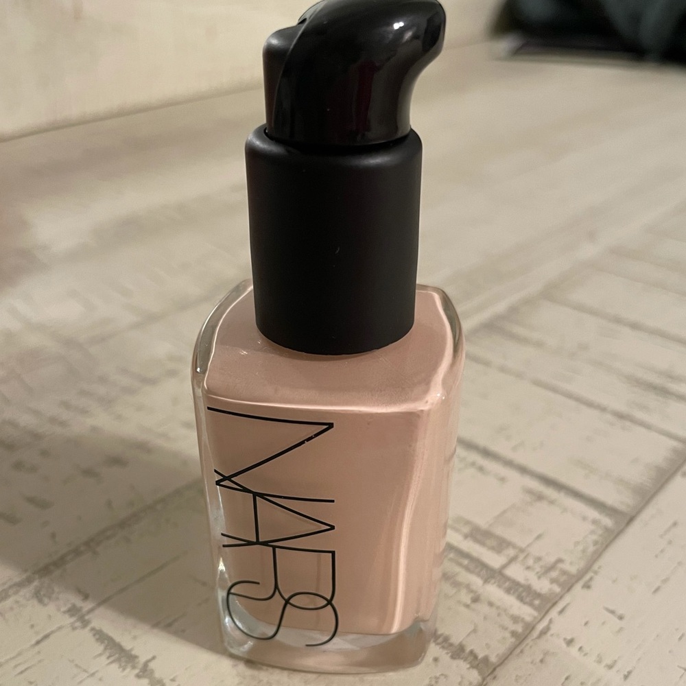 Nars Sheer Glow foundation in Mont Blanc Light 2